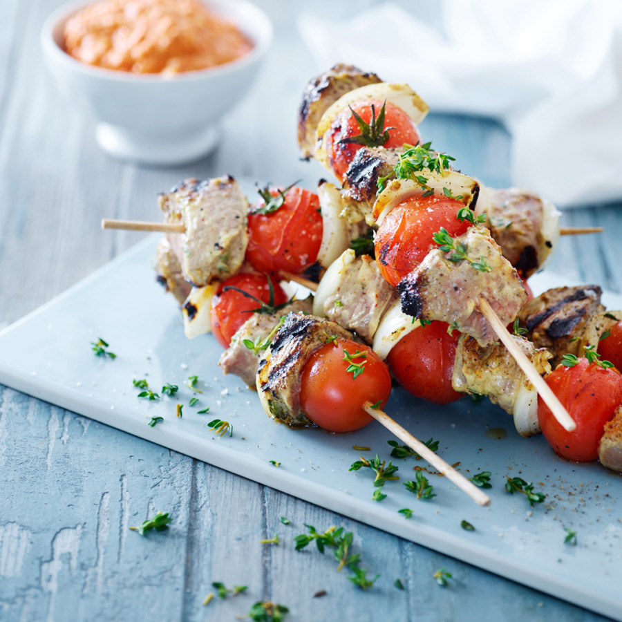 Grillspyd-med-marineret-lam,-tomat,-løg-og-timian_Lindahls2196