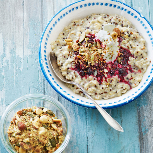Grød-på-havre-og-quinoa-med-bærkompot-og-yoghurt_Lindahls2099-1