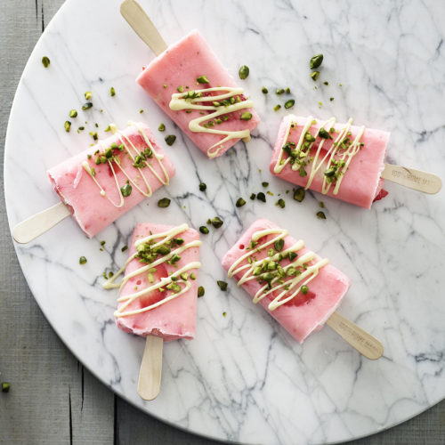 Jogurttijäätelöä-mansikoiden,-valkoisen-suklaan-ja-pistaasipähkinöiden-kera_1400x1400px